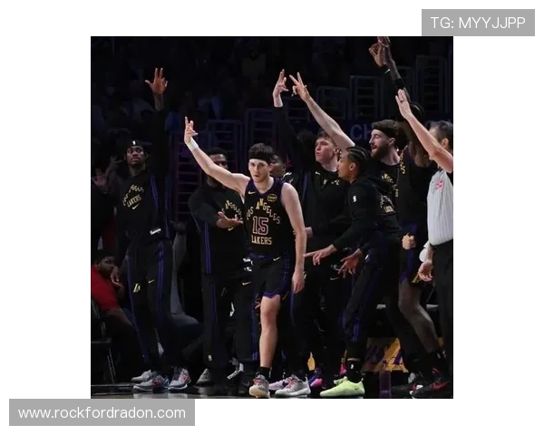 奥斯汀·里夫斯利用挡拆创造得分机会，关键时刻投篮效率超越季后赛首轮表现